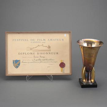 FILMPRIS, 2 delar. Från Cannes 1947. Pokal och diplom. Pris utdelat till Lars Berg för filmen "I galopp med kärleken".