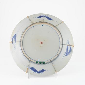 A Japanese Imari dish, 20th Century.