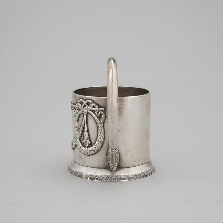 TEGLASHÅLLARE, silver. Oidentifierade stämplar, Moskva 1908-1917. Daterad i gravyren 1917. Vikt ca 197 gram.