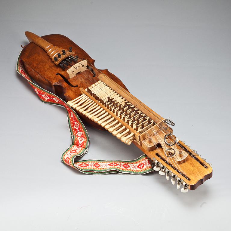 NYCKELHARPA, Byggd av Hans Månsson, Hallstavik, 1970-tal.