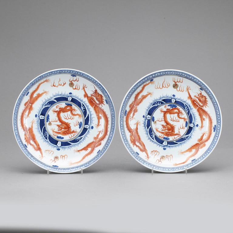 SKÅLFAT, ett par. Porslin, Kina, 1900-tal.