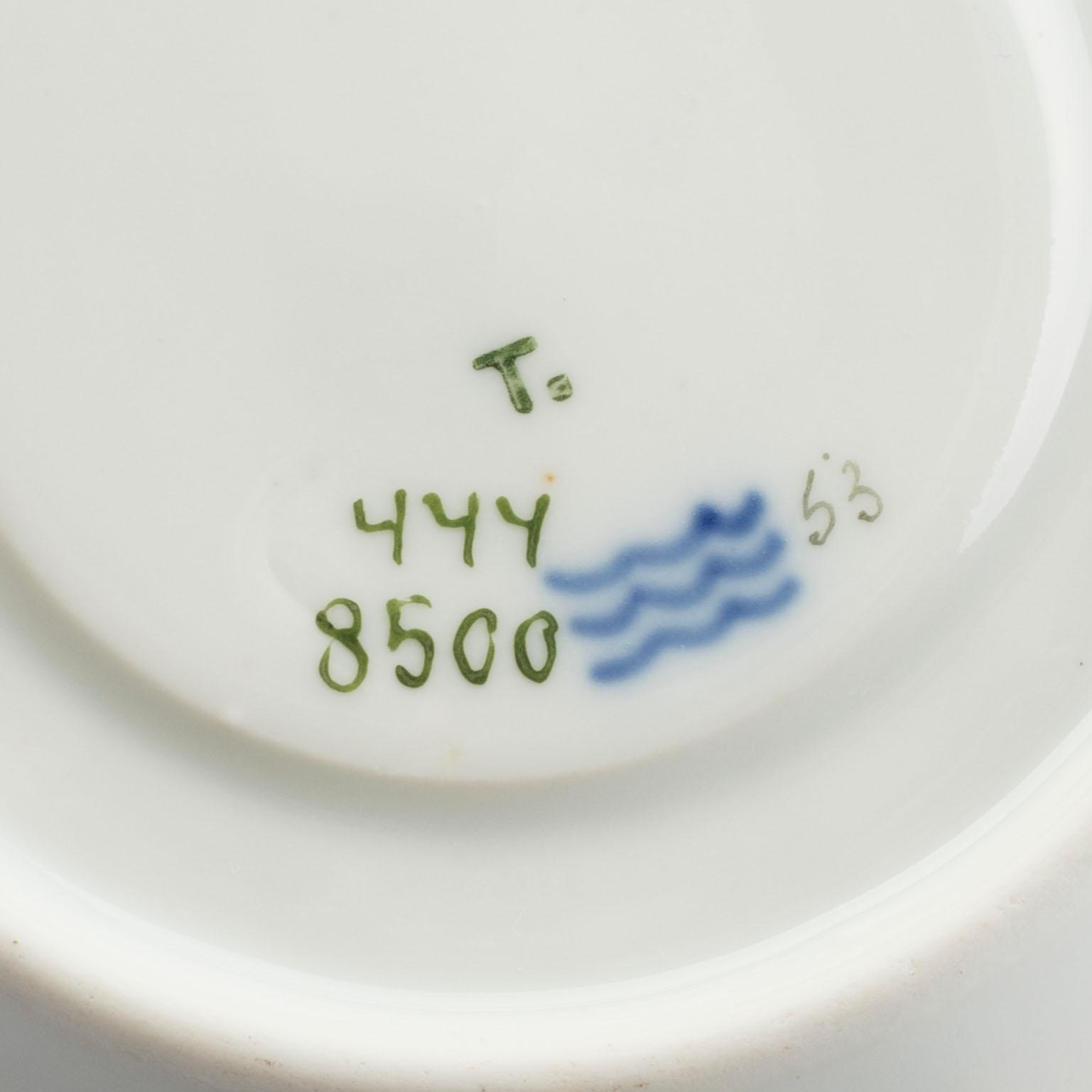 A 83 PIECES "HENRIETTE" DINNER SERVICE IN POCELAIN BY ROYAL COPENHAGEN, Denmark.