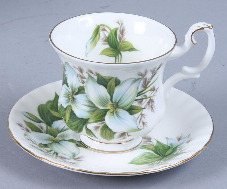 KAFFESERVIS, ca 29 delar, benporslin, "Trillium", Royal Albert, England, 1900-tal.