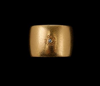 494. Ole Lynggaard, RING, Briljantslipad diamant ca 0.015 ct. 18K guld. Vikt 26,5 g.