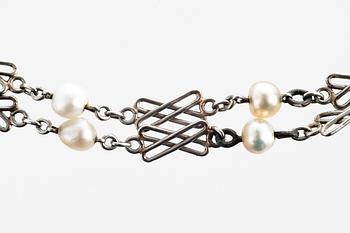 CHAIN WITH PEARLS.