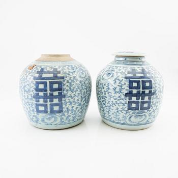 A set of two blue and white jars, late Qing dynasty.