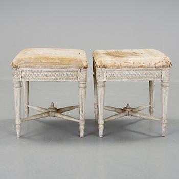 TABURETTER, ett par, gustaviansk stil, sent 1900-tal.