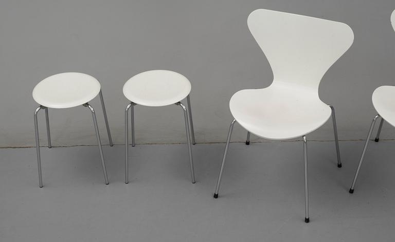 STOLAR, 4 st samt PALLAR, 2 st. "Sjuan". Arne Jacobsen, Fritz Hansen Danmark.