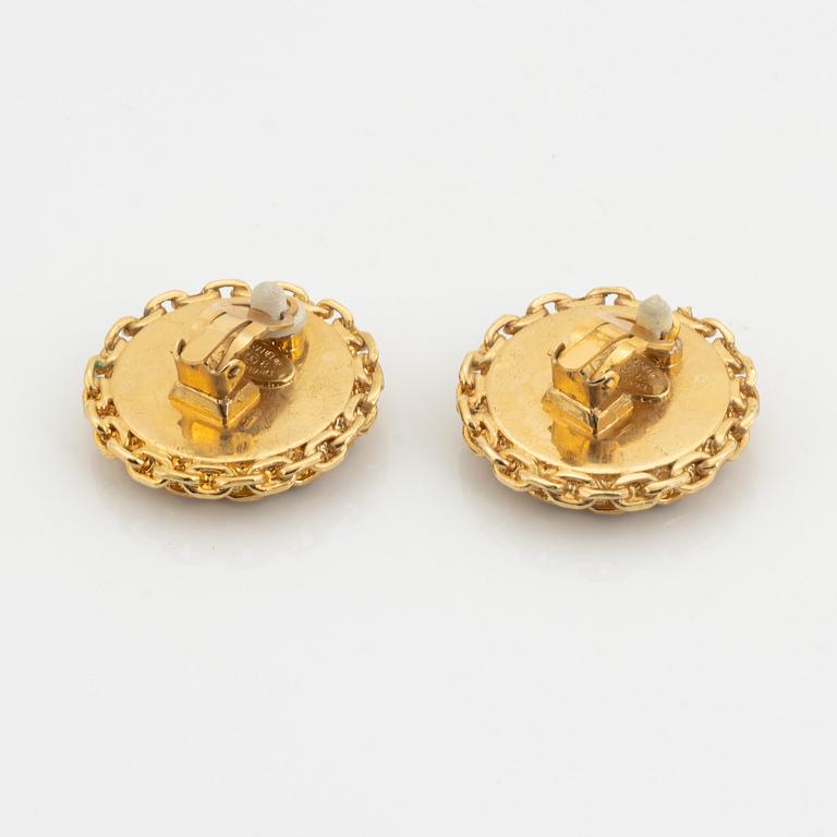 Chanel, a pair of gold tone clip-on earrings.