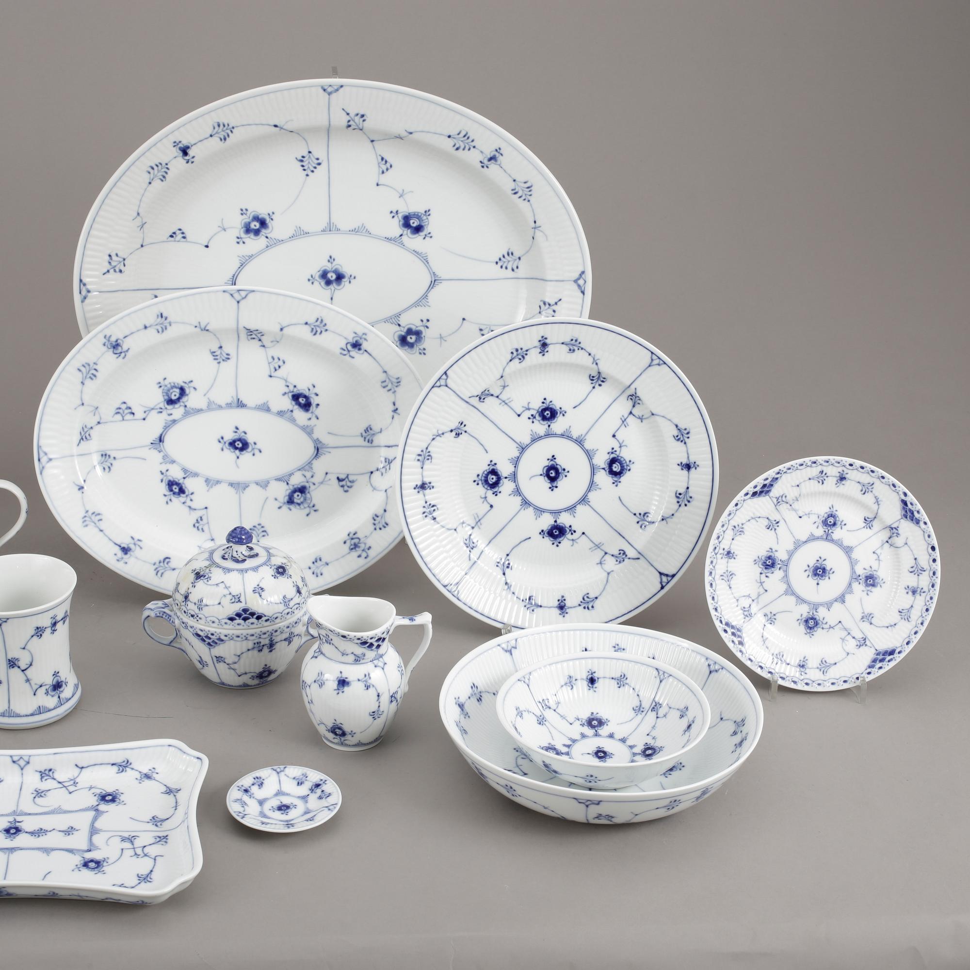 MATSERVIS, 64 delar, porslin, "Musselmalet", Royal Copenhagen.