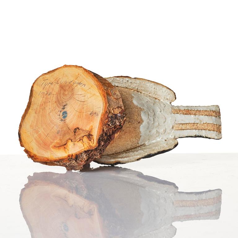 Tyra Lundgren, a chamotte stoneware sculpture of a bird, own studio, Bredkvie, Gotland, 1978.