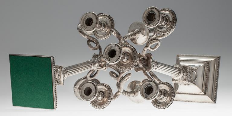 KYNTTELIKKÖPARI, hopeaa. Saksa, vuosisadan vaihde 18/1900. Korkeus 47 cm. Kokonaispaino täytteineen 4085 g.