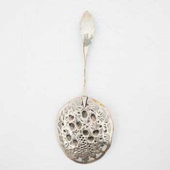 Korgar två st och sked silver, saltkar med silvermontering, 1900-tal.