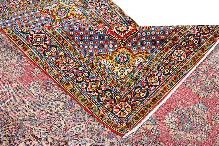 A Golpaygan carpet, c. 320 x 210 cm.