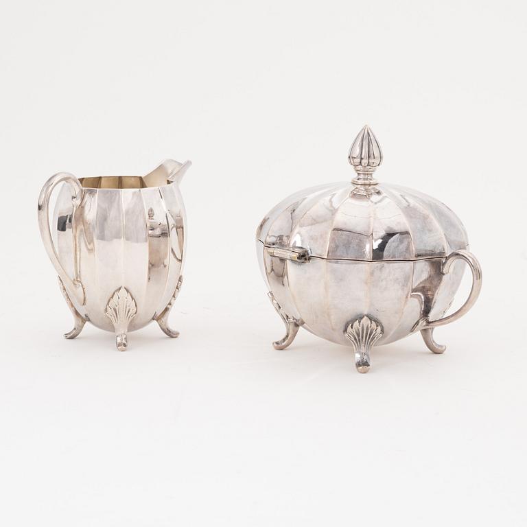 A Swedish 20th century silver plated coffee- and tea set, mark of CG Hallberg. (5 pieces).