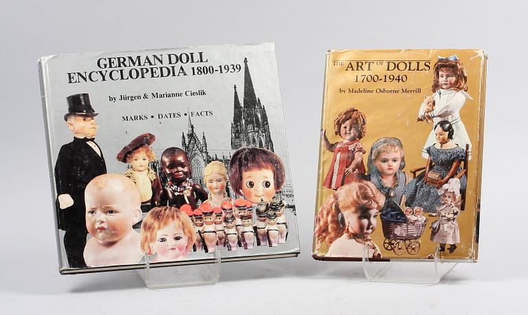 BÖCKER, 2 st, "The Art of Dolls, 1700-1940" resp "German Dolls, Encyclopedia", 1985.