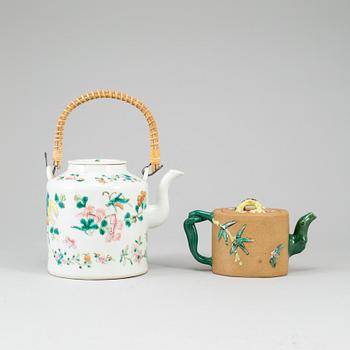 A group of two teapots in porcelain and yixing, 19th/20th century.