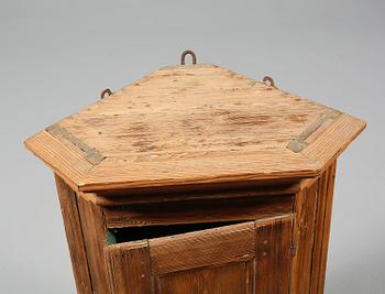 HÄNGSKÅP, 1800-tal.