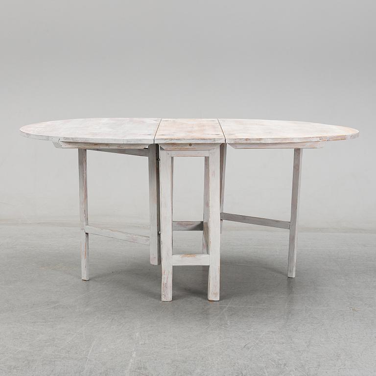 A painted pine gate-leg table, 19th Century.
