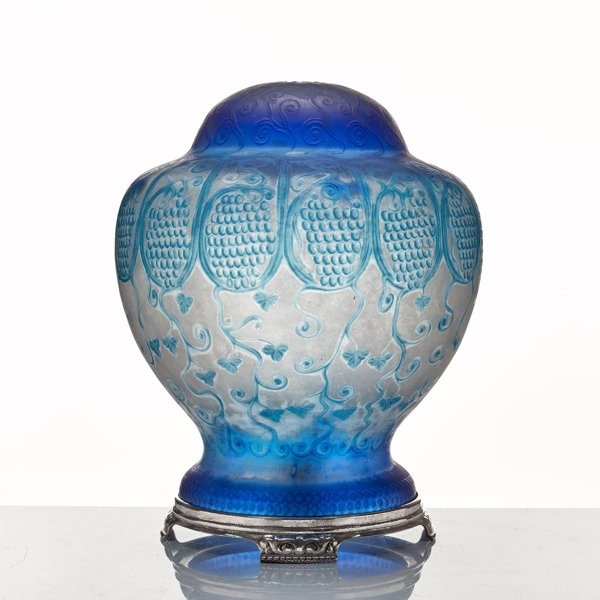 Ferdinand Boberg, bordslampa, Reijmyre 1915. nr 380, silverfot av C.G. Hallberg, Stockholm 1917.