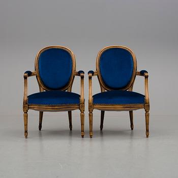 KARMSTOLAR, ett par. Louis XVI-stil. 1900-talets första hälft.
