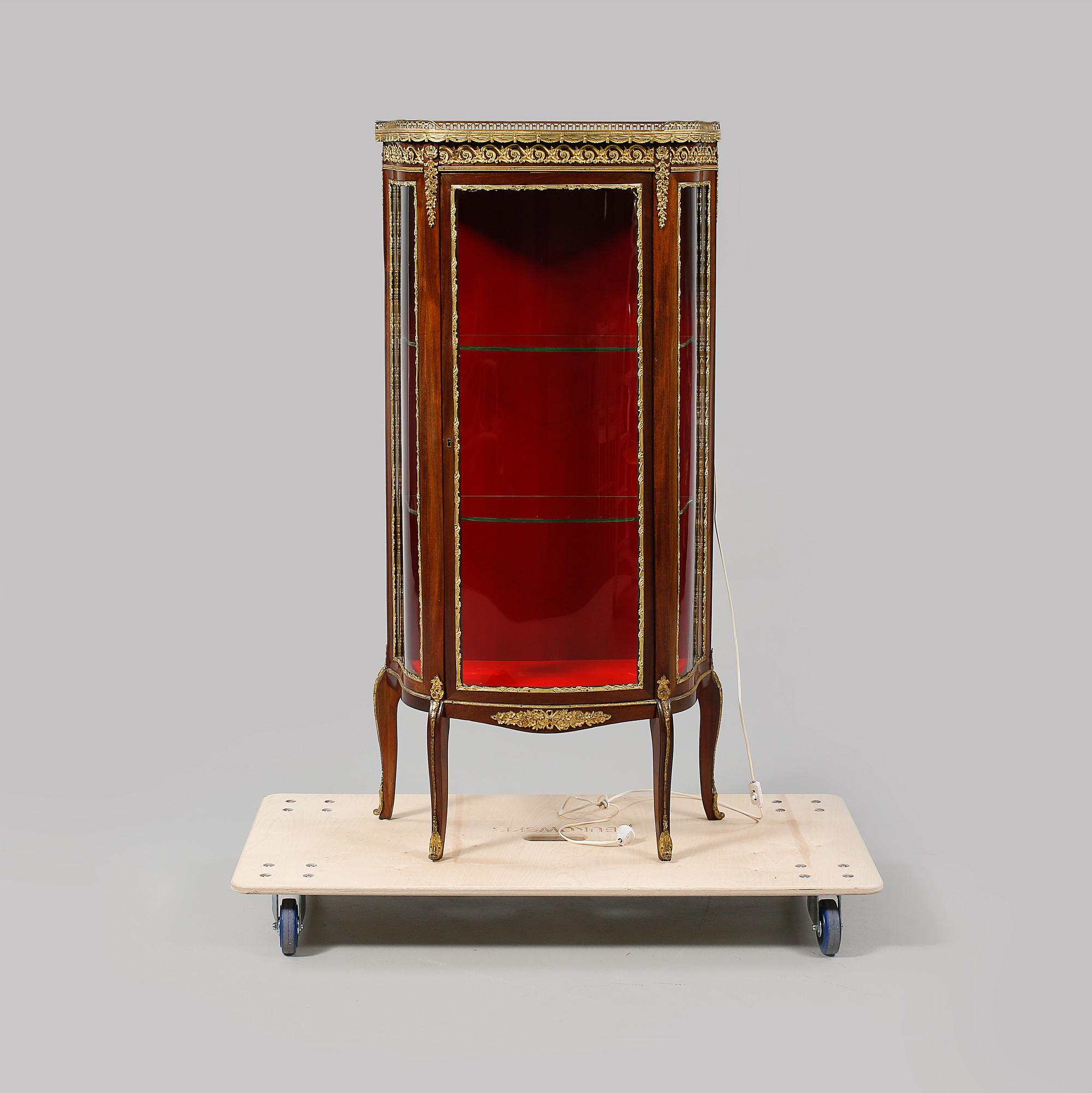 VITRINSKÅP, Louis XVI-stil, 1900-talets mitt.