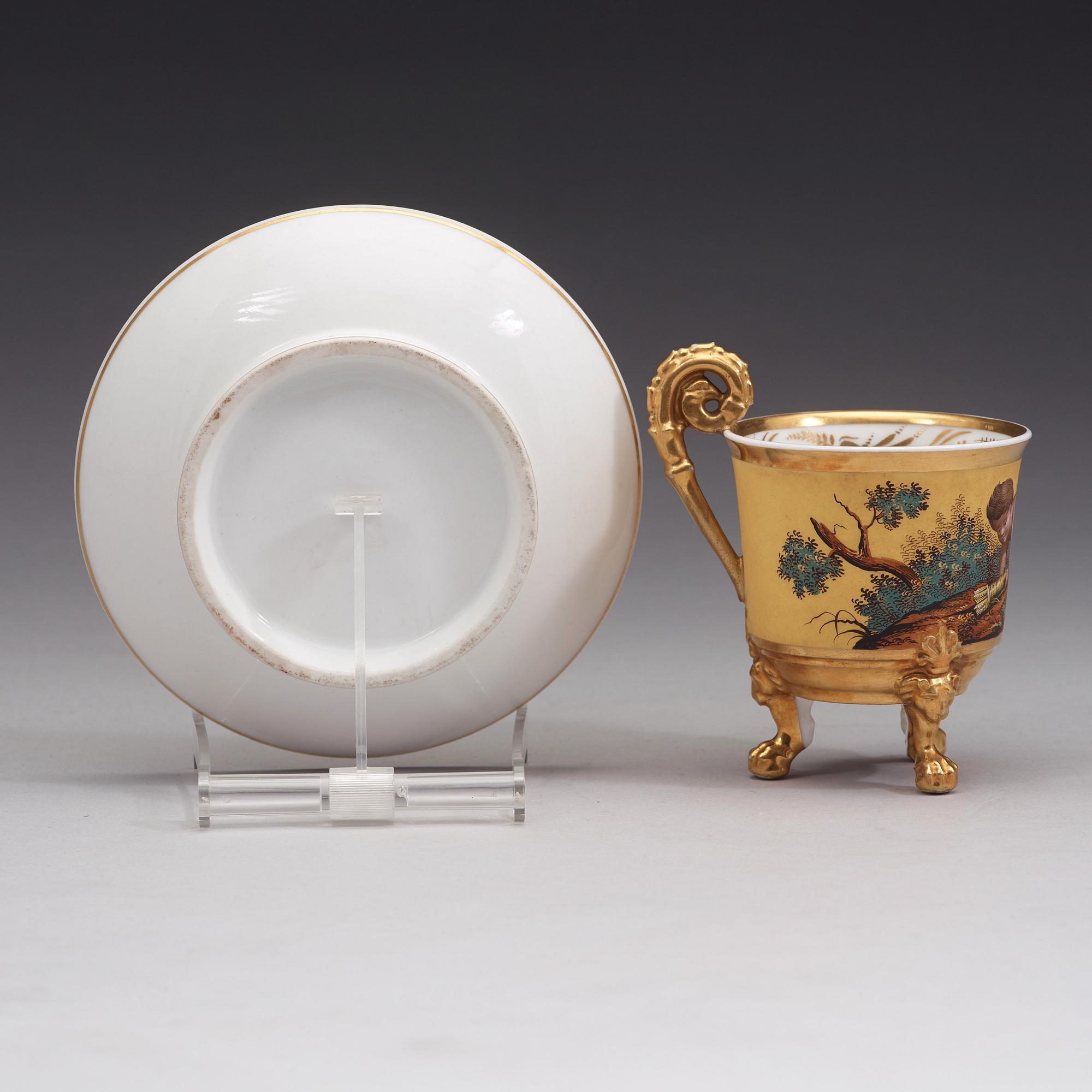 En porslinskopp med fat, troligen Ryssland, kejserliga porslinsmanufakturen, St Petersburg, 1800-talets första hälft.