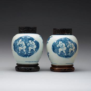 A pair of blue and white jars, Qing dynasty 19th century.