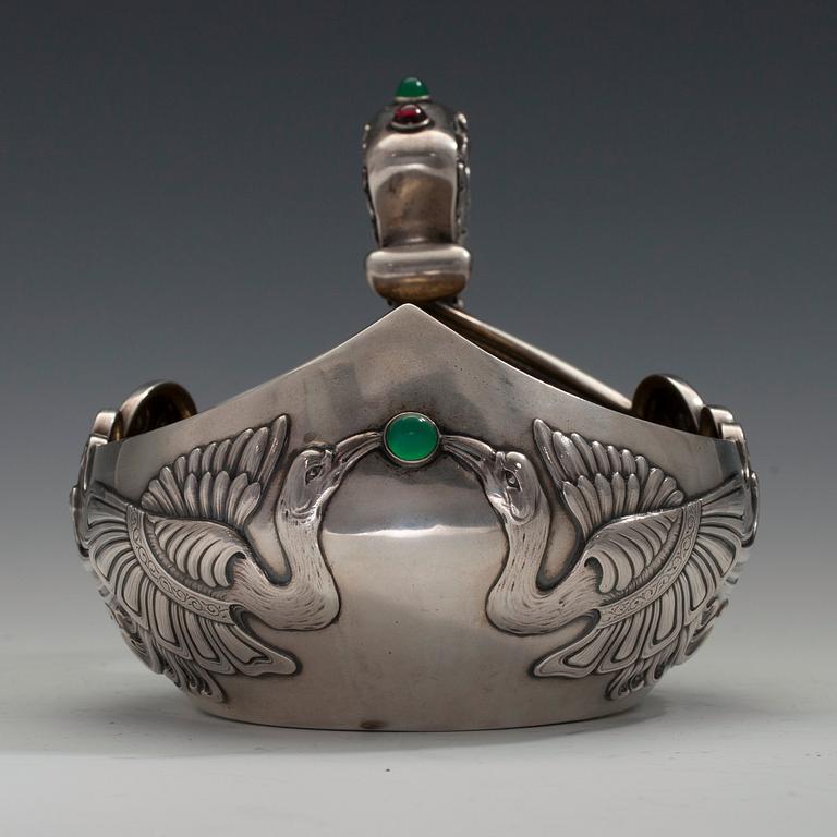 KÅSA, 84 silver, granat, krysopras. Stämplad и.в. щеклъева och ЧМ.А. Moskva 1908-17.  Vikt 577 g.