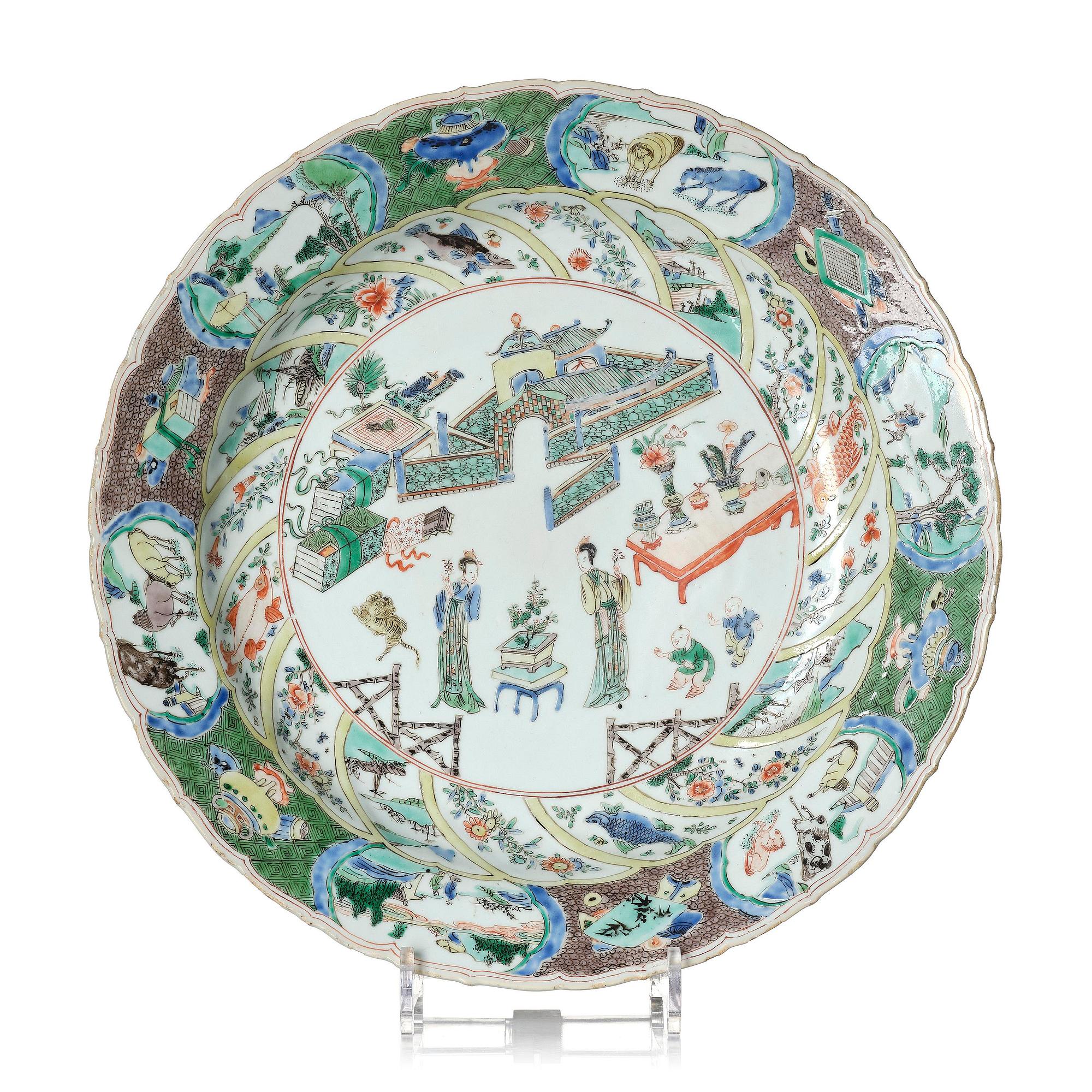 A large famille verte dish, Qing dynasty, Kangxi (1662-1722).