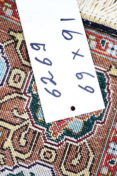 A rug, Tabriz, figural, 50 Raj, ca 90 x 61 cm.