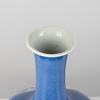 A blur and white porcelain vase, China, late Qing dynasty.