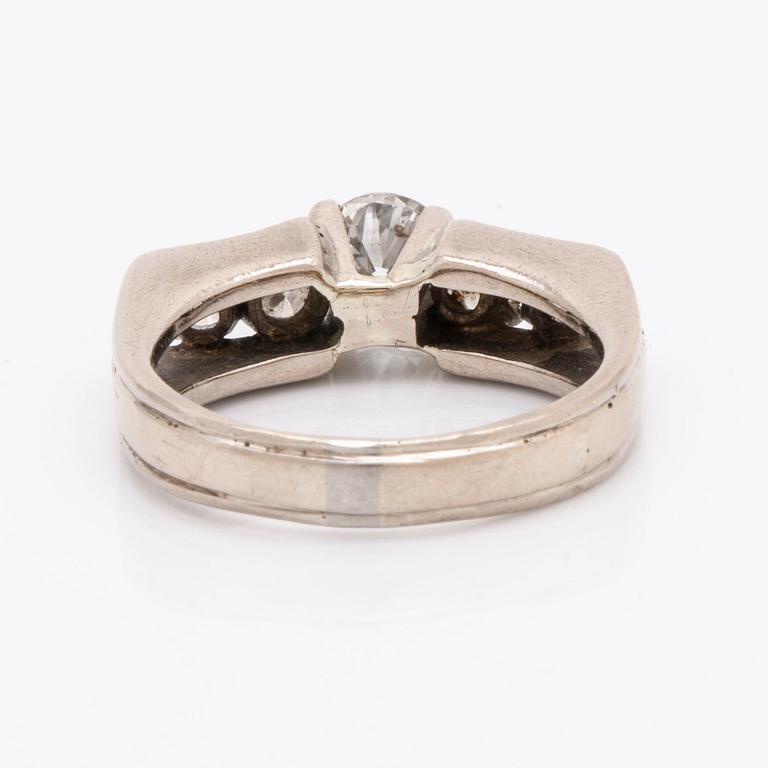 Ring 14K vitguld med 1 större och 4 mindre briljanter ca 1 ct totalt, storlek 17,25/54,5.
