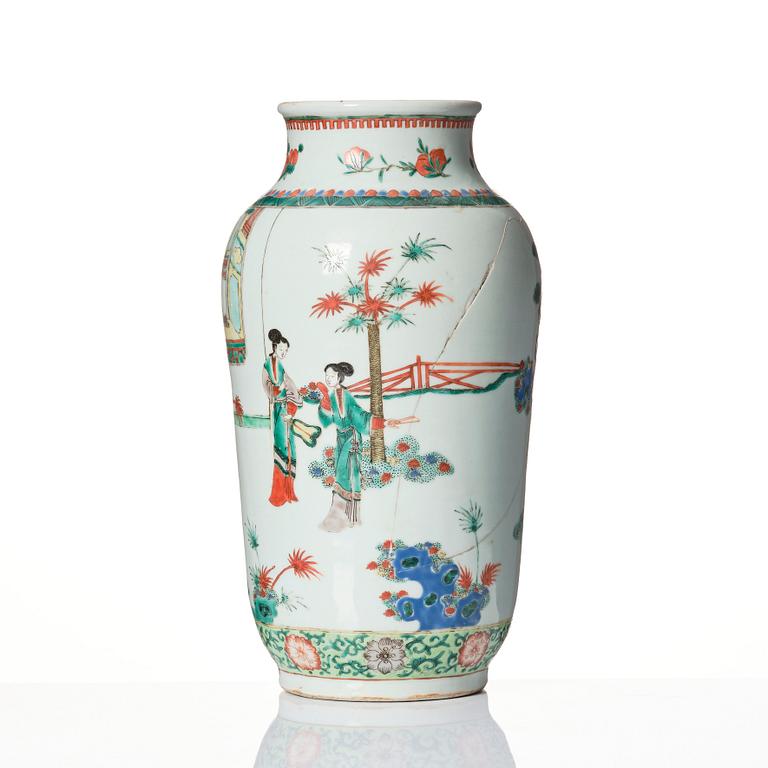 A wucai decorated vase, Qing dynasty, 19th Century.