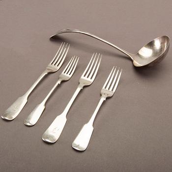 An English 20th century 21 pcs of silver cutlery, different makers, total weight ca 1120 gram.