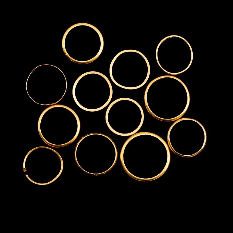 RINGAR, 12 st, 23 k guld. Vikt ca 55 gram.