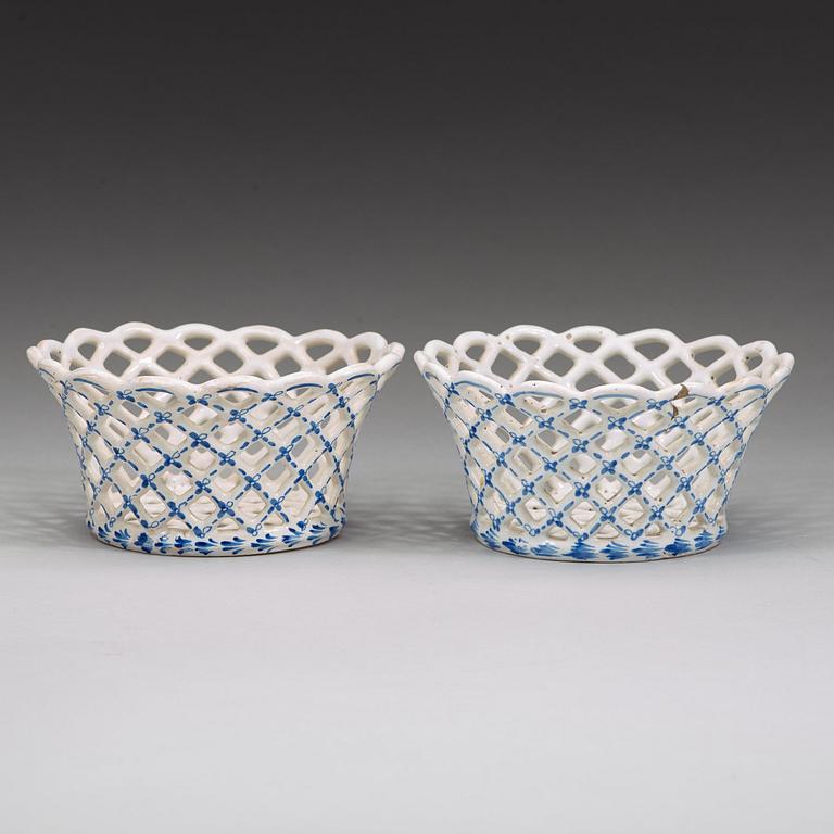 A pair of Swedish faience chesnut baskets, Rörstrand, 1700-tal.