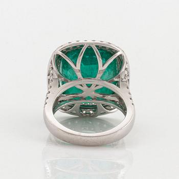 An 18K white gold ring set with a faceted emerald.