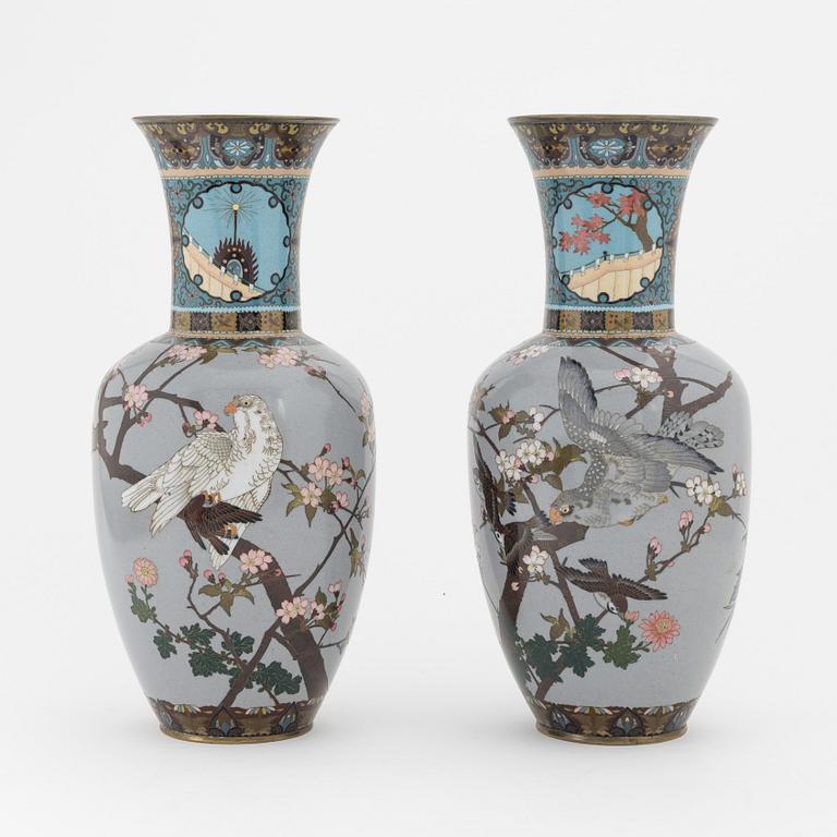 Vaser, ett par, cloisonné, Japan, 1900-tal.