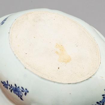 A blue and white vegetable tureen with cover, Qing dynasty, Jiaqing (1796-1820).