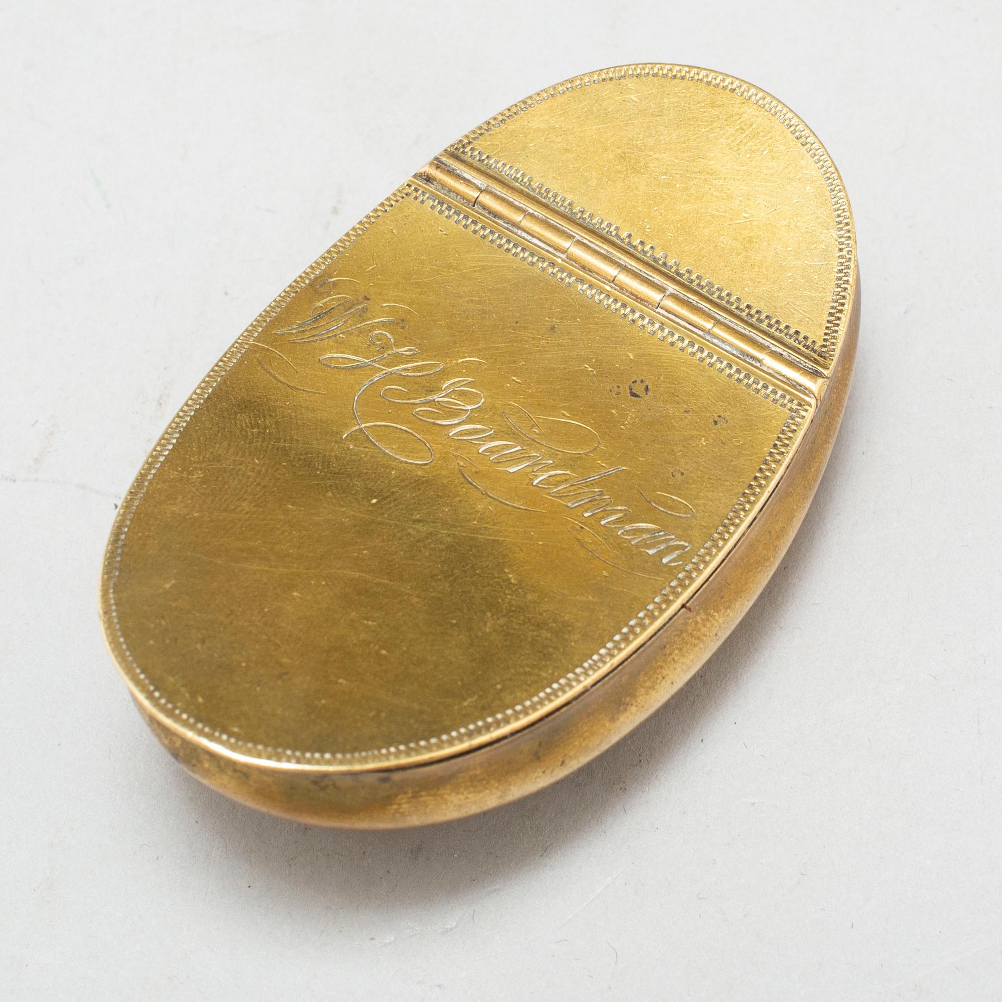 A BRASS SNUFF BOX, 18TH/19TH CENTURY.