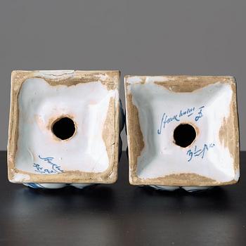 OBELISKER, ett par, fajans. Rörstrand märkta Stockholm, 1700-tal.