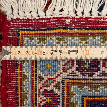 A Kashan carpet, c. 309 x 202 cm.