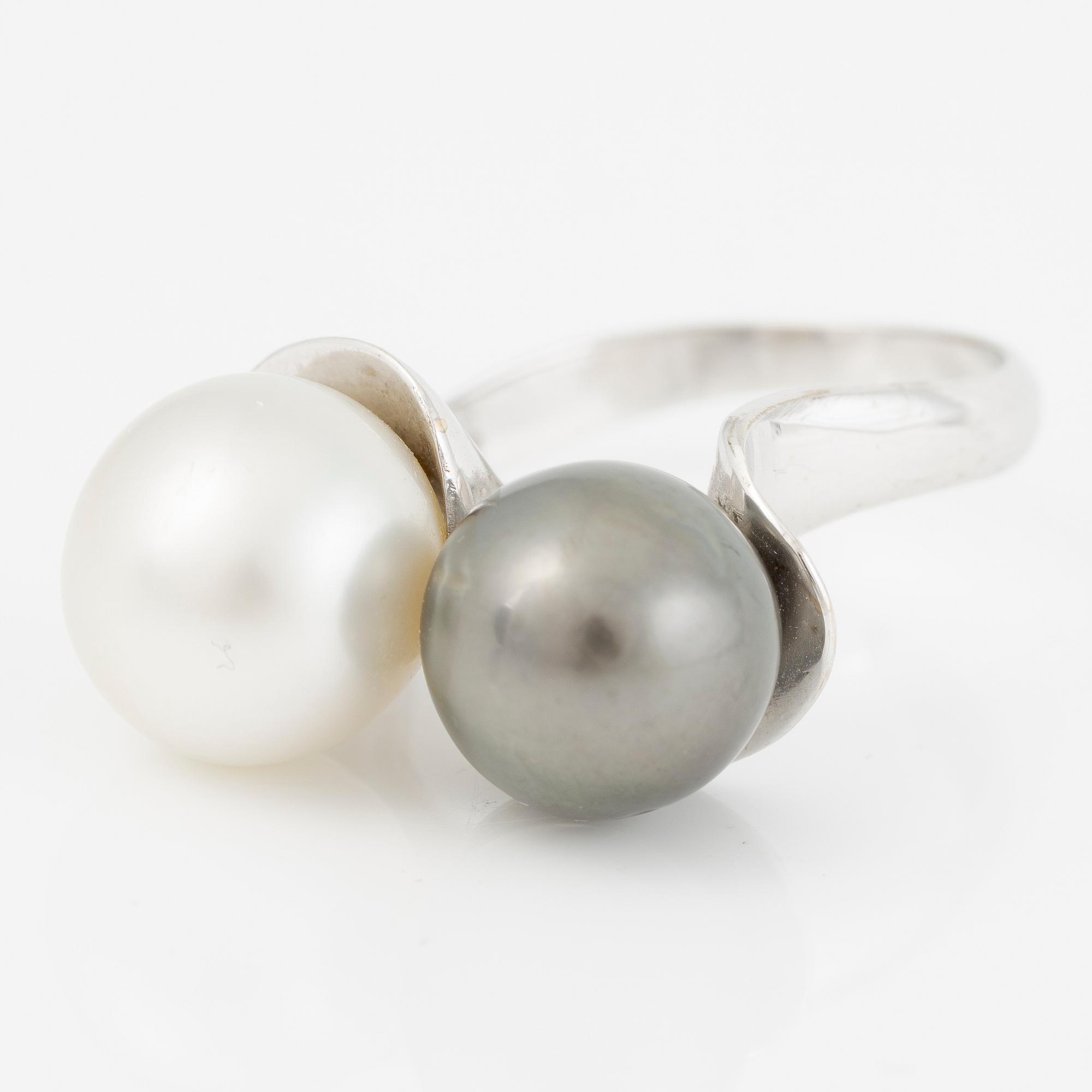 Ring 18K guld med odlade pärlor.