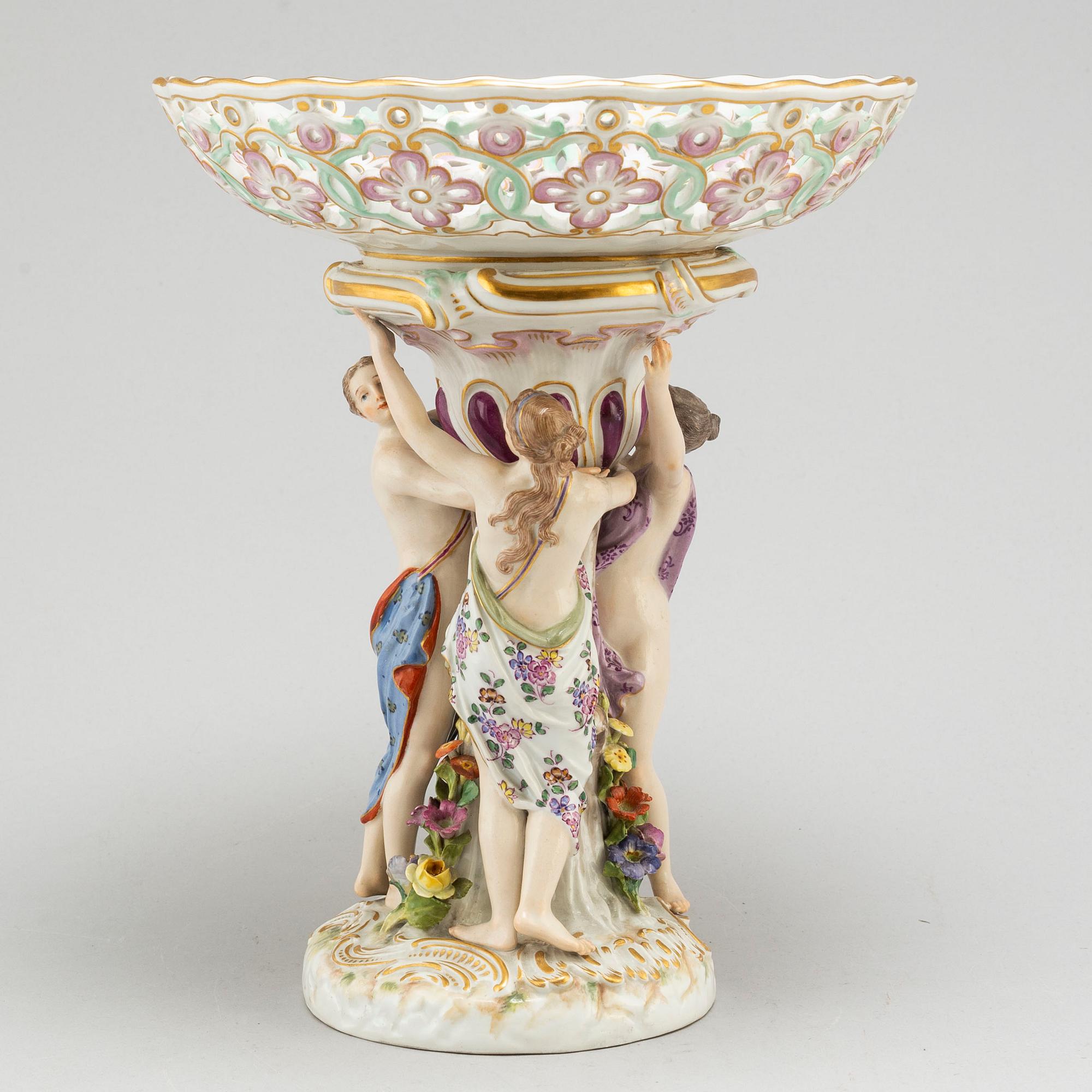 A Meissen footed chesnut basket, circa 1900.