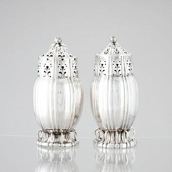 Georg Jensen, a pair of sugar casters, Copenhagen ca 1915-1919, 830/1000 silver, design nr 4.