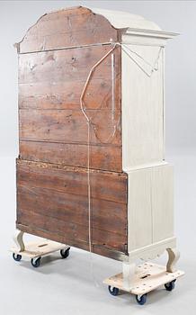 VITRINSKÅP, delvis rokoko, 1700-tal.
