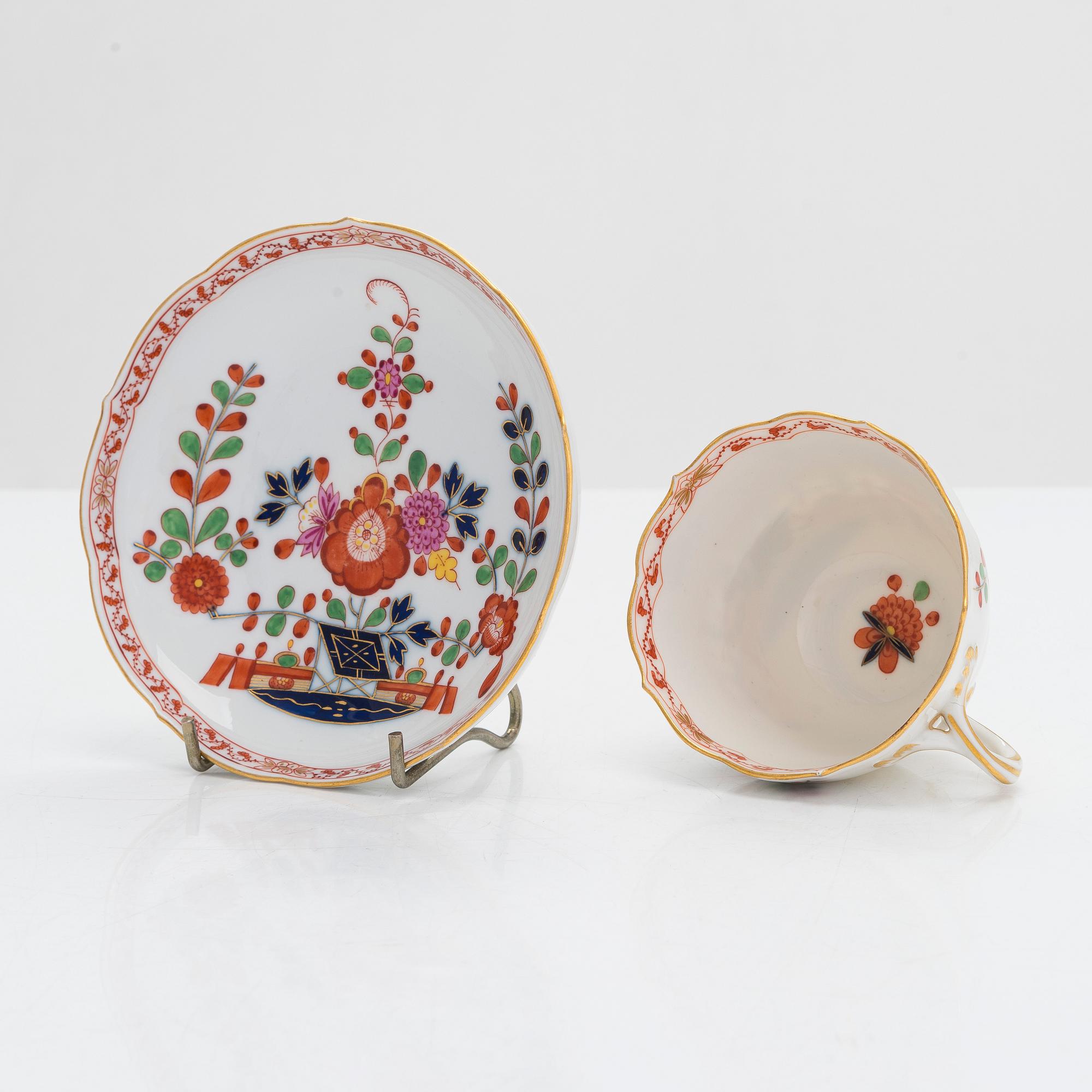 A set of six Meissen porcelain coffee cups with saucers, Germany 1924-34.