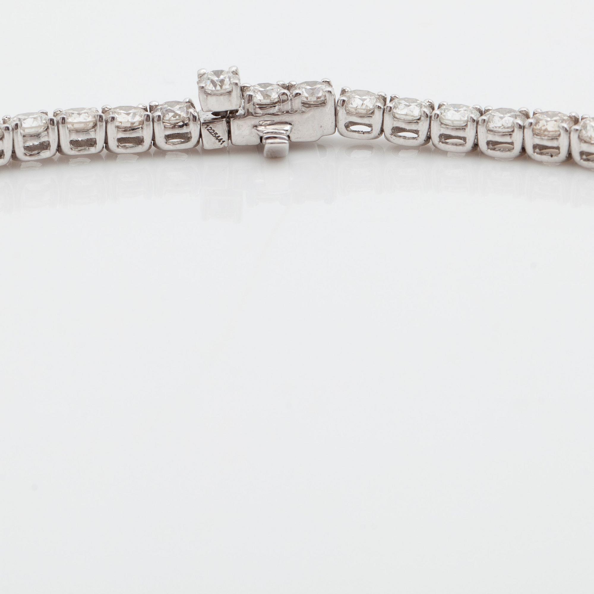 A line necklace with 104 brilliant cut diamonds total carat weight circa 25.44 cts. Quality circa G-H/VS-SI.