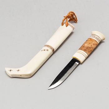 IVAR BERNHARD LAMPA, a reindeer horn Sami knife, Pajala, signed IBL.